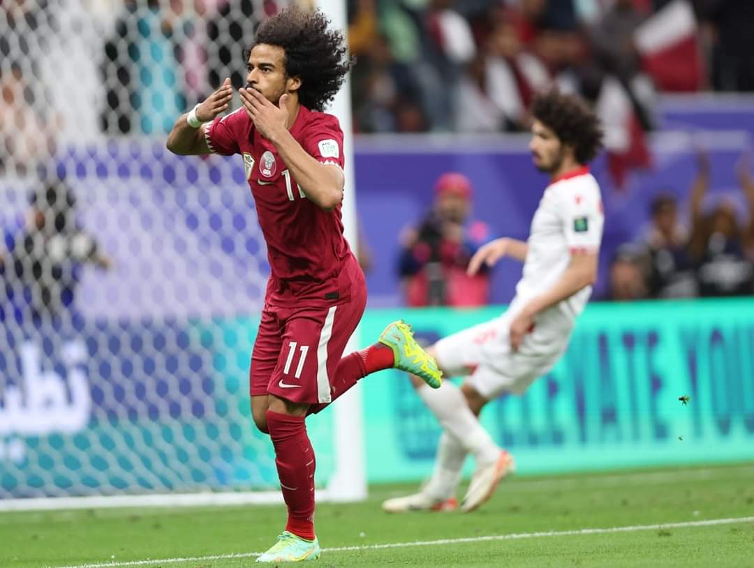 اللاعب القطري يحتفل بتسجيل هدفه